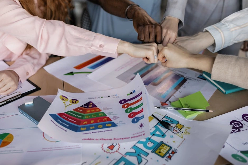 Student marketingu pracující na strategii na notebooku.