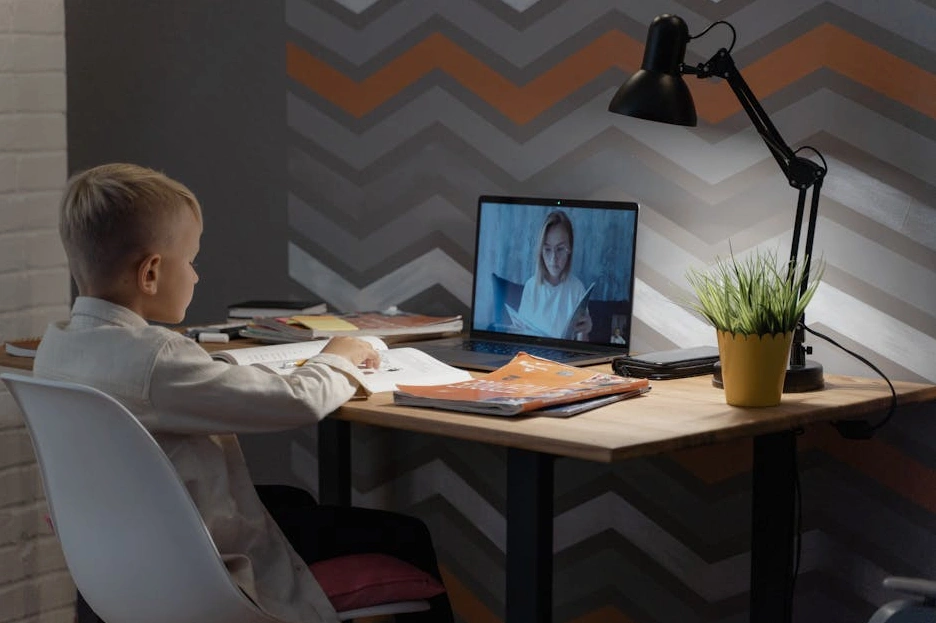 Osoba studující online s úsměvem.